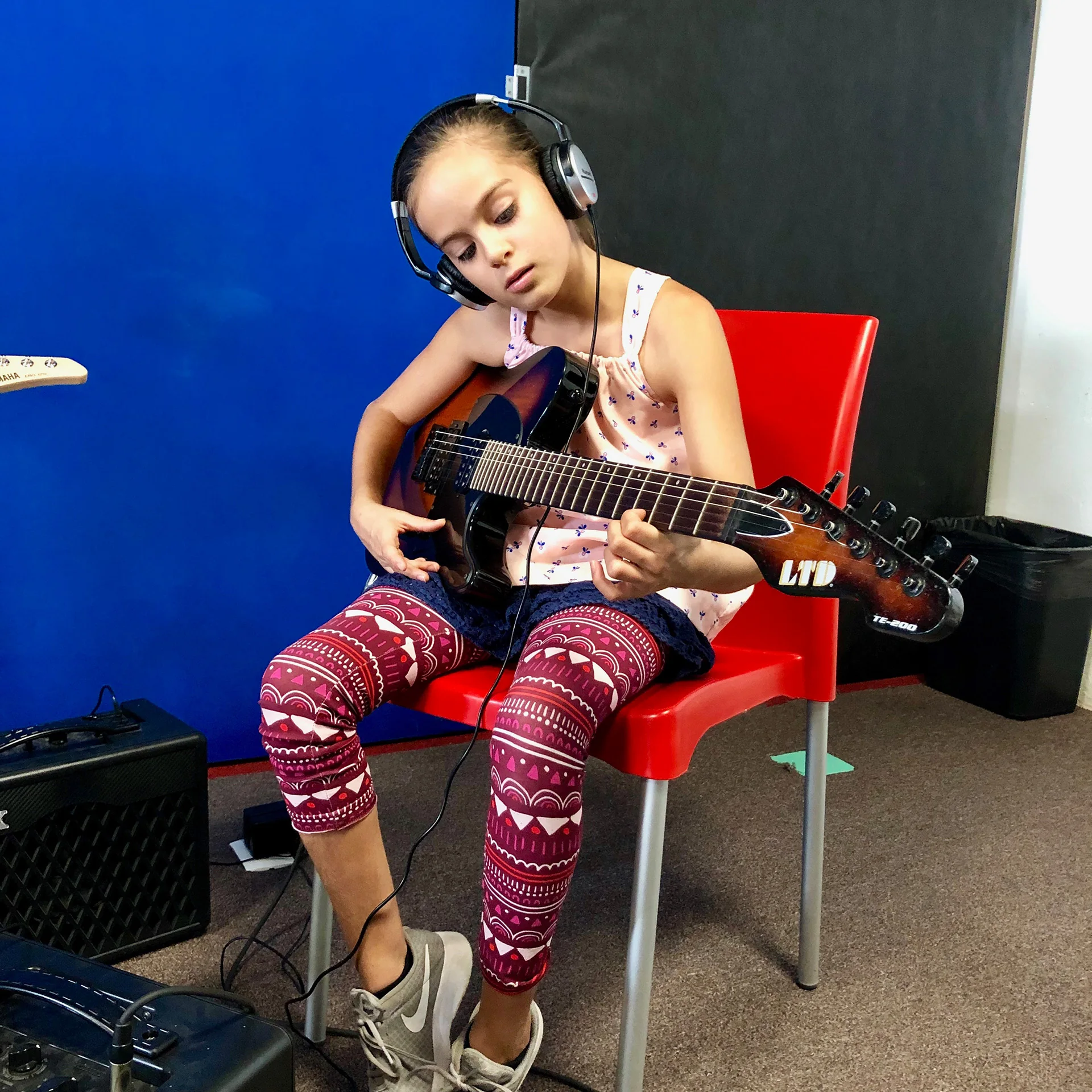 Estudiante de MAcC tocando la guitarra